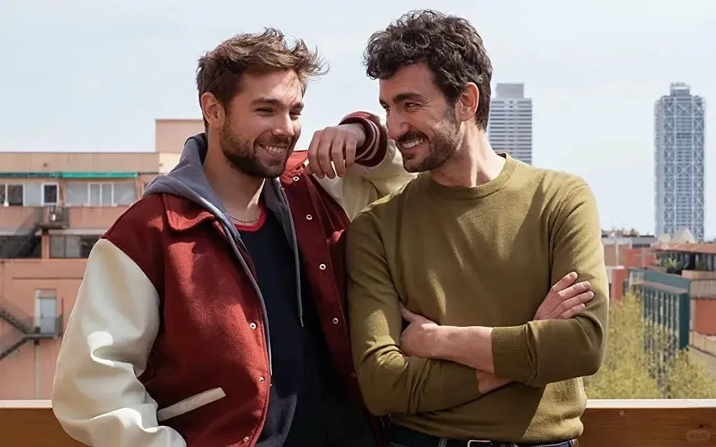 Smiley (2022) – Queer Romance, Split Screens, and Holiday Chaos 1 Smiley (2022) – Queer Romance, Split Screens, and Holiday Chaos 2